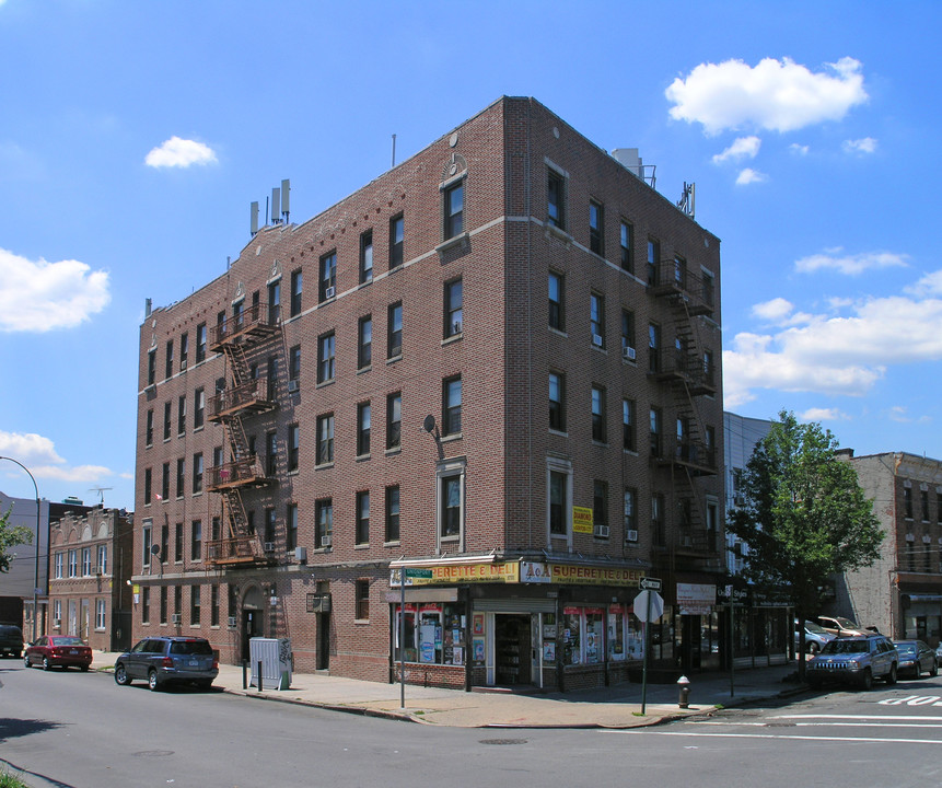 645 Van Nest Ave in Bronx, NY - Building Photo