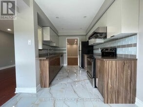 2550 Thomas St in Mississauga, ON - Building Photo - Building Photo