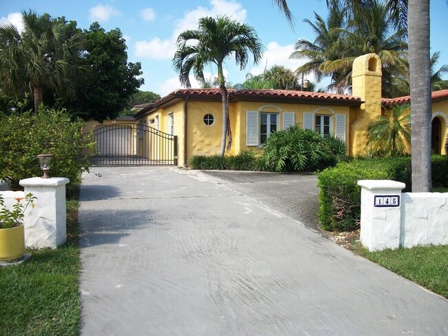145 NE Spanish Ct in Boca Raton, FL - Building Photo - Building Photo