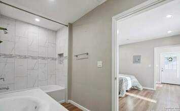 1006 Center St in San Antonio, TX - Building Photo - Building Photo