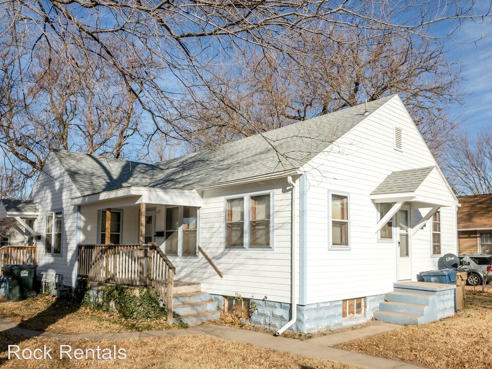 800 N Poplar St in Hutchinson, KS - Foto de edificio
