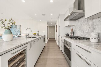 1335 Howe St in Vancouver, BC - Building Photo - Building Photo