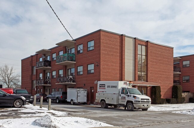 5 Leslie St in Brampton, ON - Building Photo - Building Photo