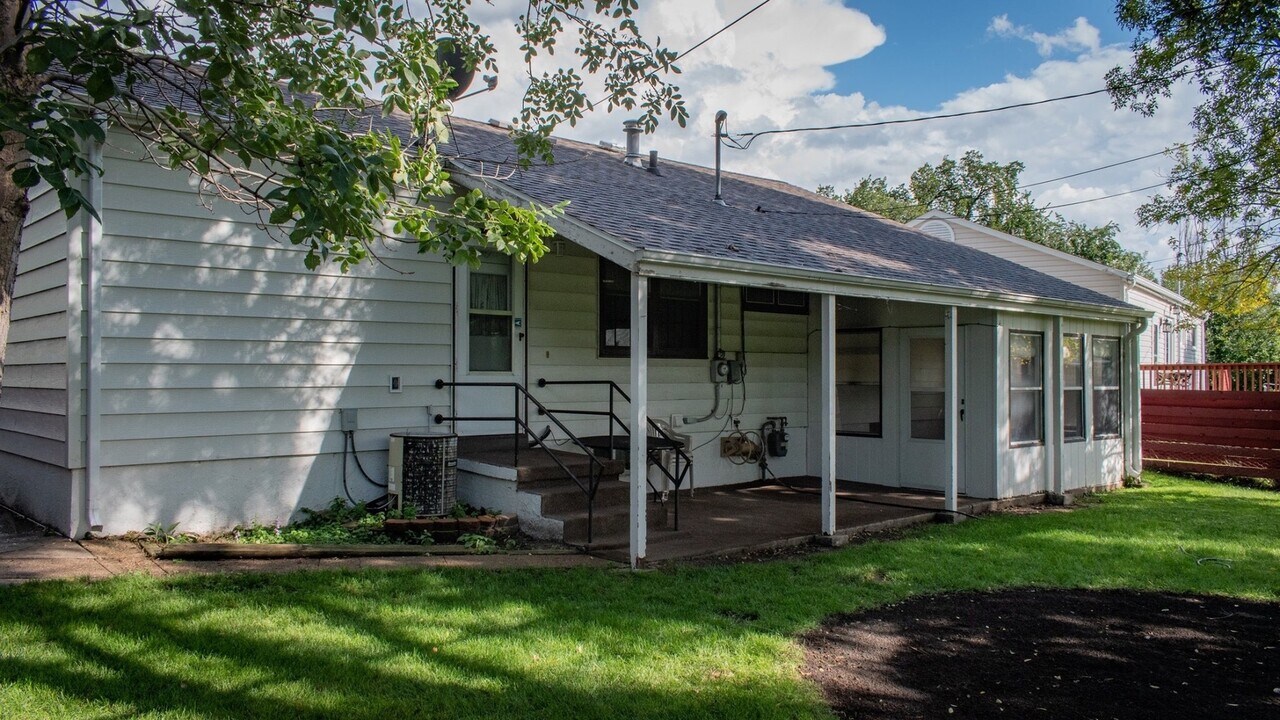570 Sunset Pl in Bismarck, ND - Building Photo