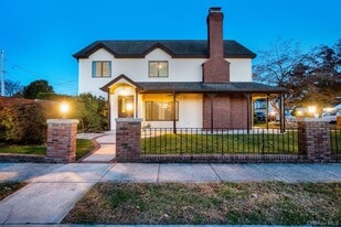 8 Pearl St in Bethpage, NY - Building Photo