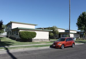 560-570 S Richmond Ave in Hanford, CA - Building Photo