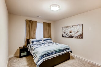 3840 SE 102nd Ave, Unit Unit B in Portland, OR - Building Photo - Building Photo