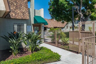 Alva Gardens in Chula Vista, CA - Building Photo - Building Photo