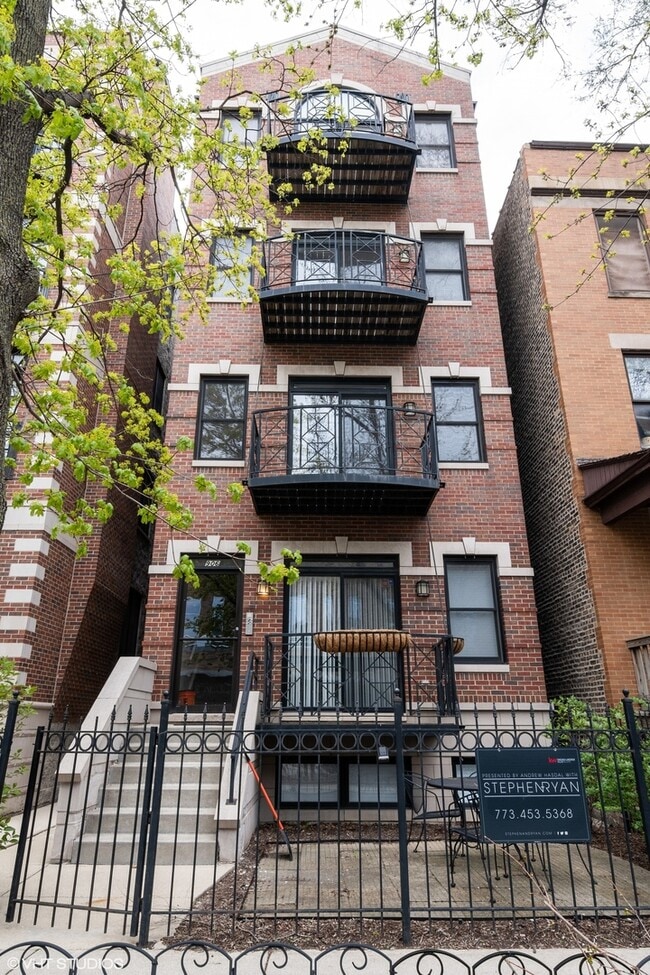 906 W Barry Ave in Chicago, IL - Building Photo - Building Photo