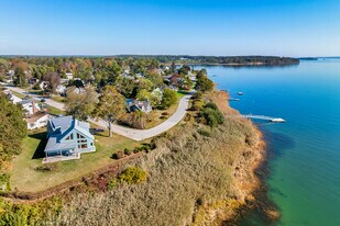 1 Shoreline Dr in Falmouth, ME - Building Photo