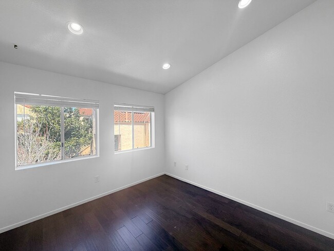 3941 Nobel Dr in San Diego, CA - Building Photo - Building Photo