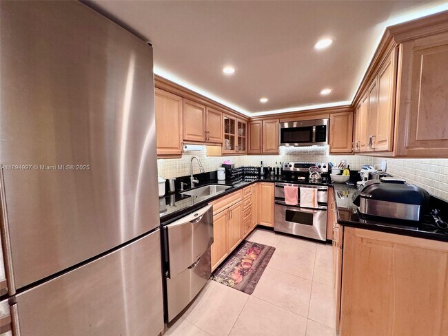 6061 Collins Ave in Miami Beach, FL - Building Photo - Building Photo