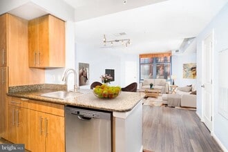 1021 N Garfield St, Unit 229 in Arlington, VA - Foto de edificio - Building Photo