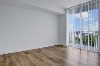 275 Fontaine Parc in Miami, FL - Foto de edificio - Building Photo
