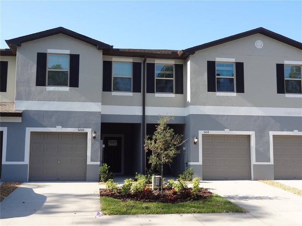 5220 Forum Blvd in Holiday, FL - Building Photo