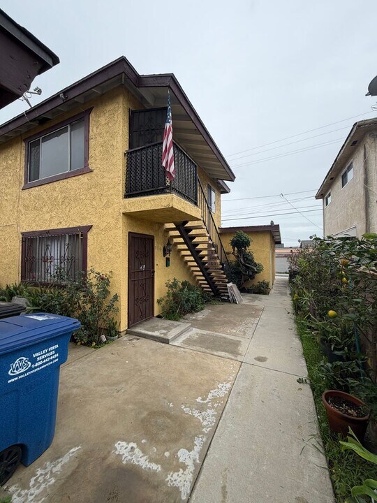 3068 E Gage Ave in Huntington Park, CA - Building Photo