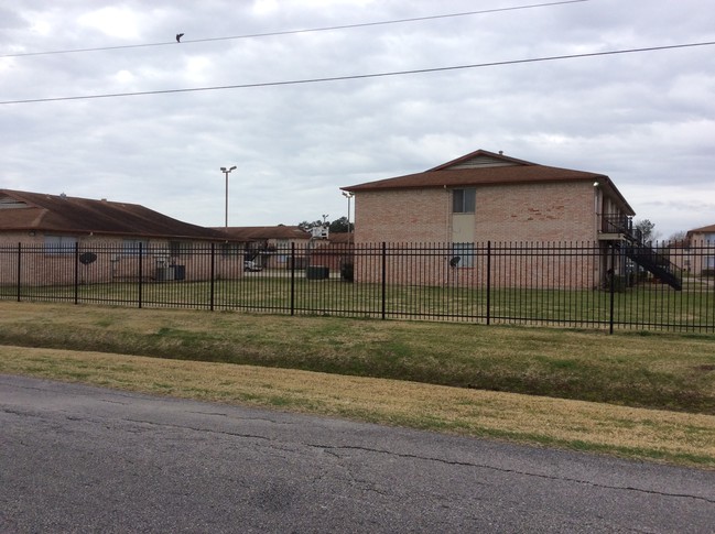 Starcrest Apartments in Beaumont, TX - Building Photo - Building Photo