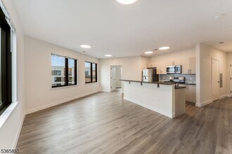 72 S Essex Ave in Orange, NJ - Foto de edificio - Building Photo