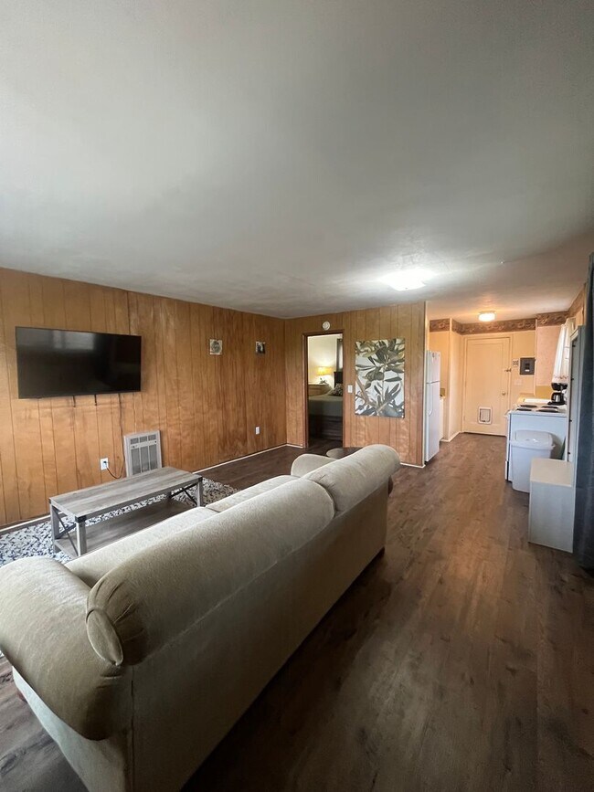 34228 Christmas Tree Ln in Creswell, OR - Building Photo - Building Photo