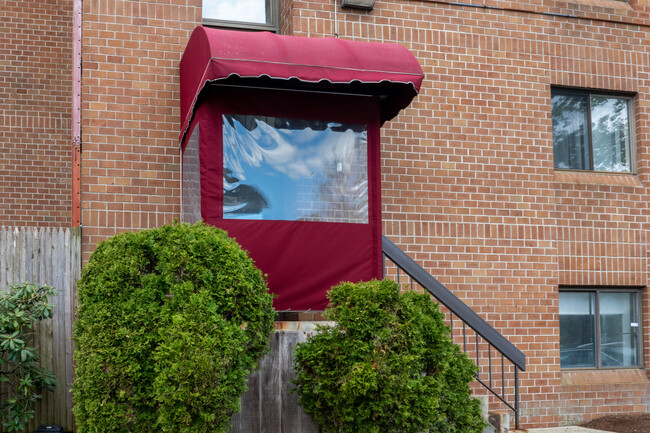 Monterosa East in Medford, MA - Foto de edificio - Building Photo