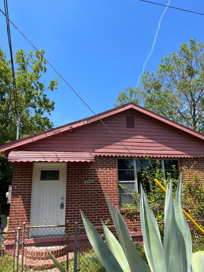 property at 1513 W 6th St