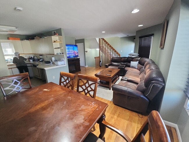 33 Oak St, Unit 1, Unit 1