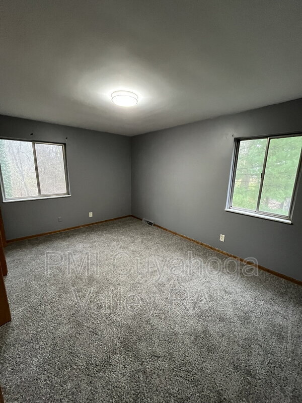 1879 Cromwell Dr in Akron, OH - Foto de edificio - Building Photo