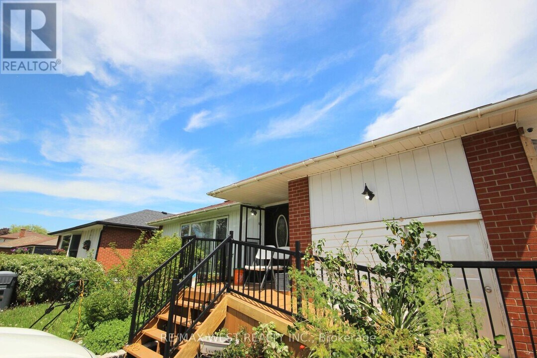 103 Dearbourne Blvd in Brampton, ON - Building Photo
