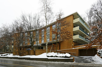 Warwick Plaza in Pittsburgh, PA - Building Photo - Building Photo