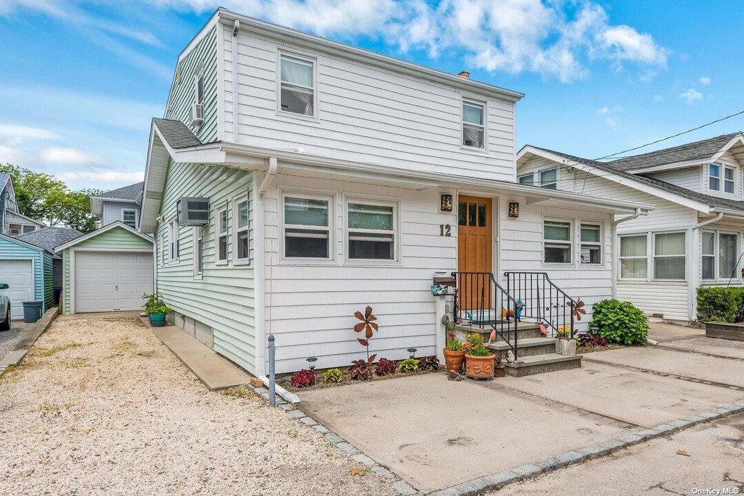 12 Warren Ave in Bayville, NY - Foto de edificio