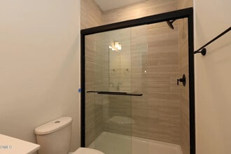 Room in House on Dimaggio Dr in Raleigh, NC - Foto de edificio - Building Photo