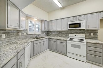 1035 Fountain View Dr in Houston, TX - Building Photo - Building Photo