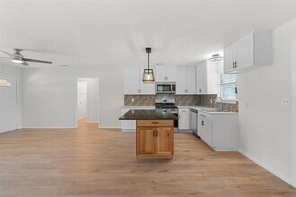 806 W 8th St in Georgetown, TX - Building Photo - Building Photo