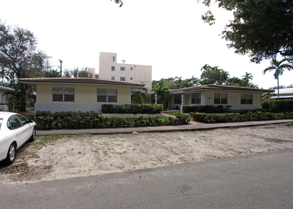 530 Santander Ave in Coral Gables, FL - Foto de edificio