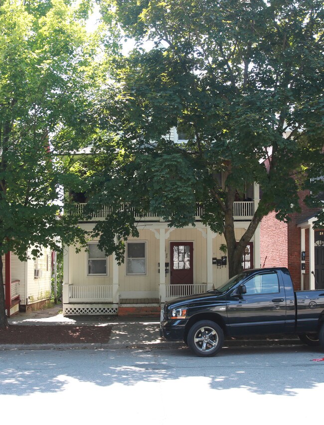 86 4th St in Turners Falls, MA - Foto de edificio - Building Photo
