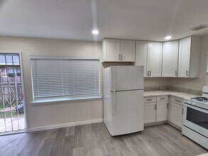 2902 N 1st St, Unit 2902 N 1st St in Fresno, CA - Foto de edificio - Building Photo