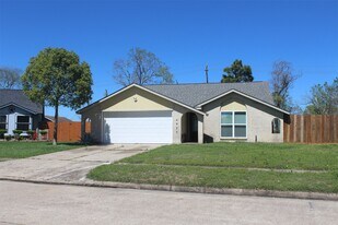 4920 Deerwood Cir in Baytown, TX - Building Photo