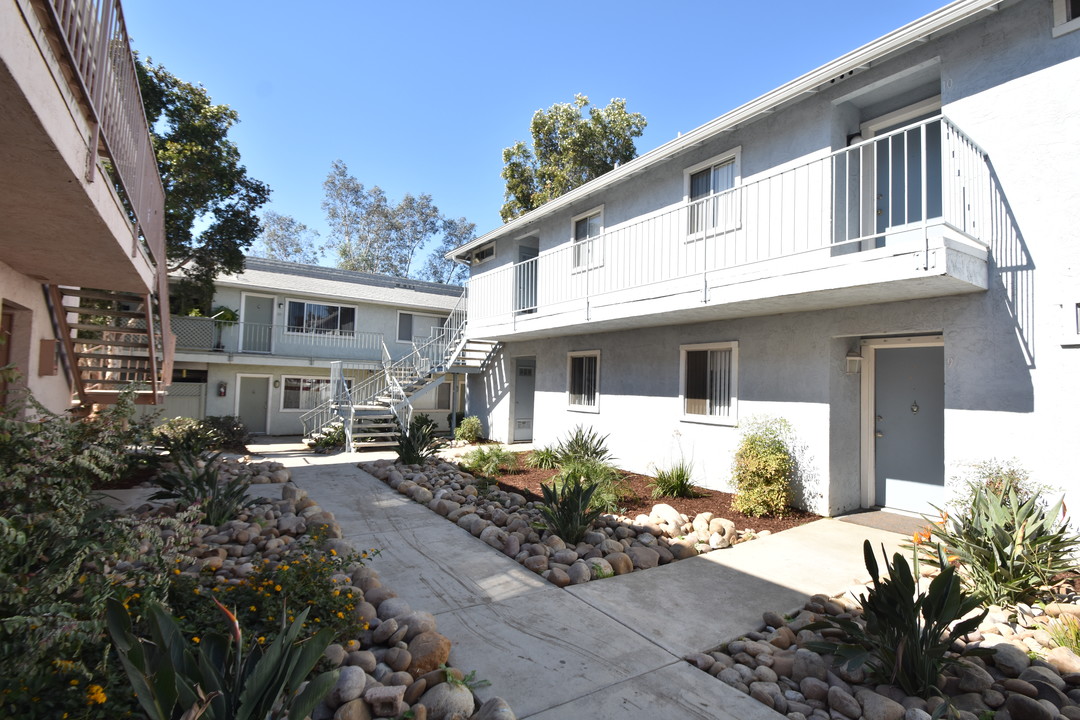 Linda Vista Village in Escondido, CA - Foto de edificio