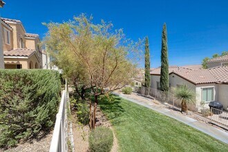 12053 Hathaway Pines Dr in Las Vegas, NV - Building Photo - Building Photo