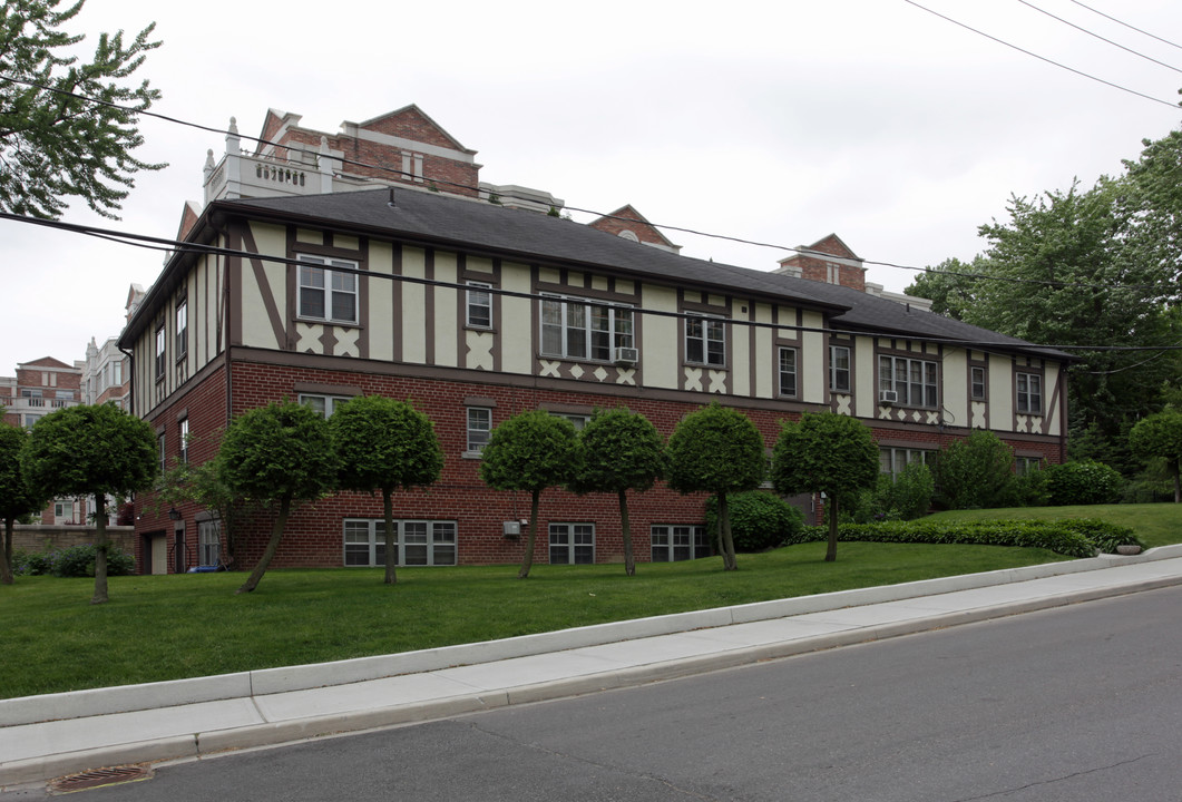 65 Old Mill Ter in Toronto, ON - Building Photo