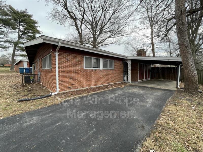 8322 Sagewood Ln in Hazelwood, MO - Foto de edificio