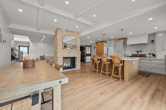 3810 Adair Way in Carlsbad, CA - Foto de edificio - Building Photo
