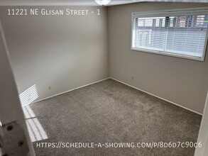 11221 NE Glisan St in Portland, OR - Foto de edificio - Building Photo