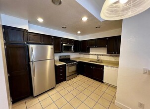 5420 Sylmar Ave, Unit 201 in Sherman Oaks, CA - Foto de edificio - Building Photo