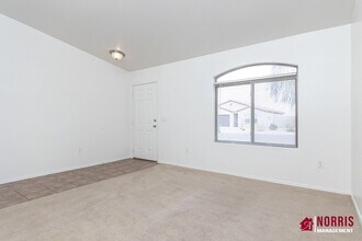 1033 Nina Dr in Casa Grande, AZ - Foto de edificio - Building Photo