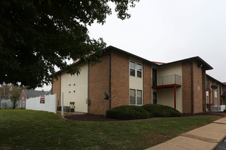 Chalet Apartments in St. Louis, MO - Building Photo - Building Photo