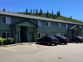 Timberlake Apartments in Roseburg, OR - Building Photo - Building Photo