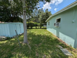 967 Cedarwood Ave in Dunedin, FL - Foto de edificio - Building Photo