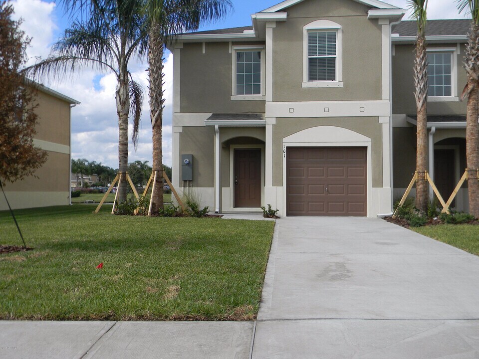 2800 Reston St in Melbourne, FL - Foto de edificio