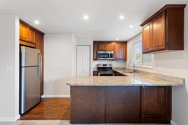 Bayshore Vista Apartments in Kirkland, WA - Building Photo - Interior Photo